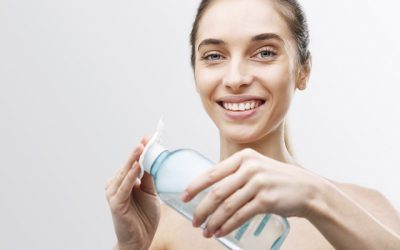 ¿Es buena el agua micelar para desmaquillarse?