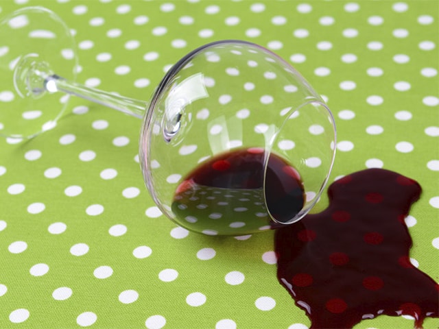Cómo quitar las manchas de vino tinto