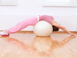 La pelota de pilates en casa: ejercicios y beneficios para la postura