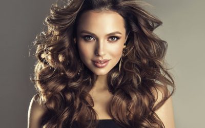 Descubre cómo hacerte ondas con plancha en el pelo