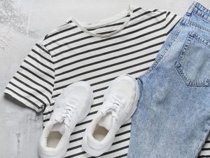 Outfit con zapatillas blancas