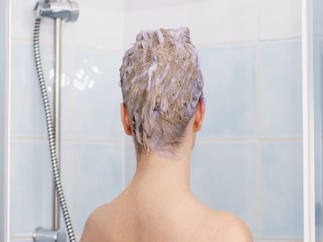 Beneficios de utilizar un champú violeta en tu cabello